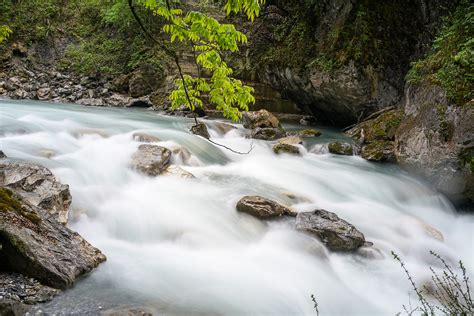 涓涓流水意思